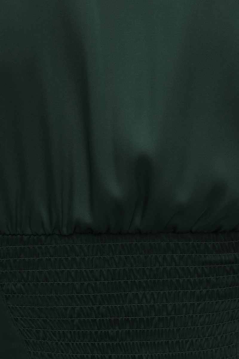 Blouse drapée en satin à col V.