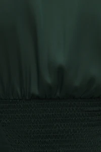 Blouse drapée en satin à col V.