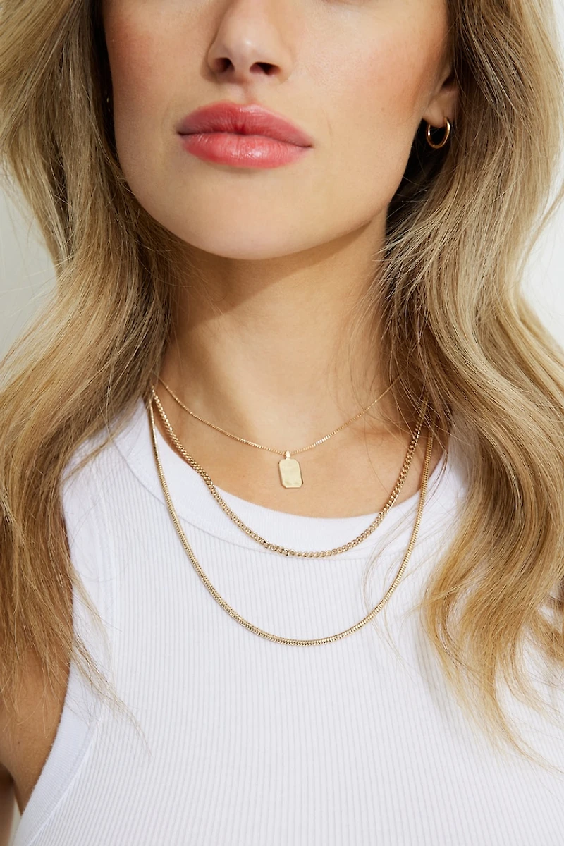 Ensemble de 3 colliers avec médaillon