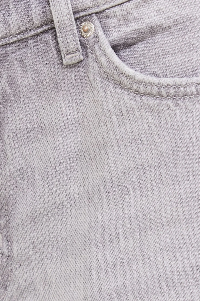 Jean Mika à taille mi-haute et jambe droite décontractée