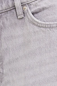 Jean Mika à taille mi-haute et jambe droite décontractée