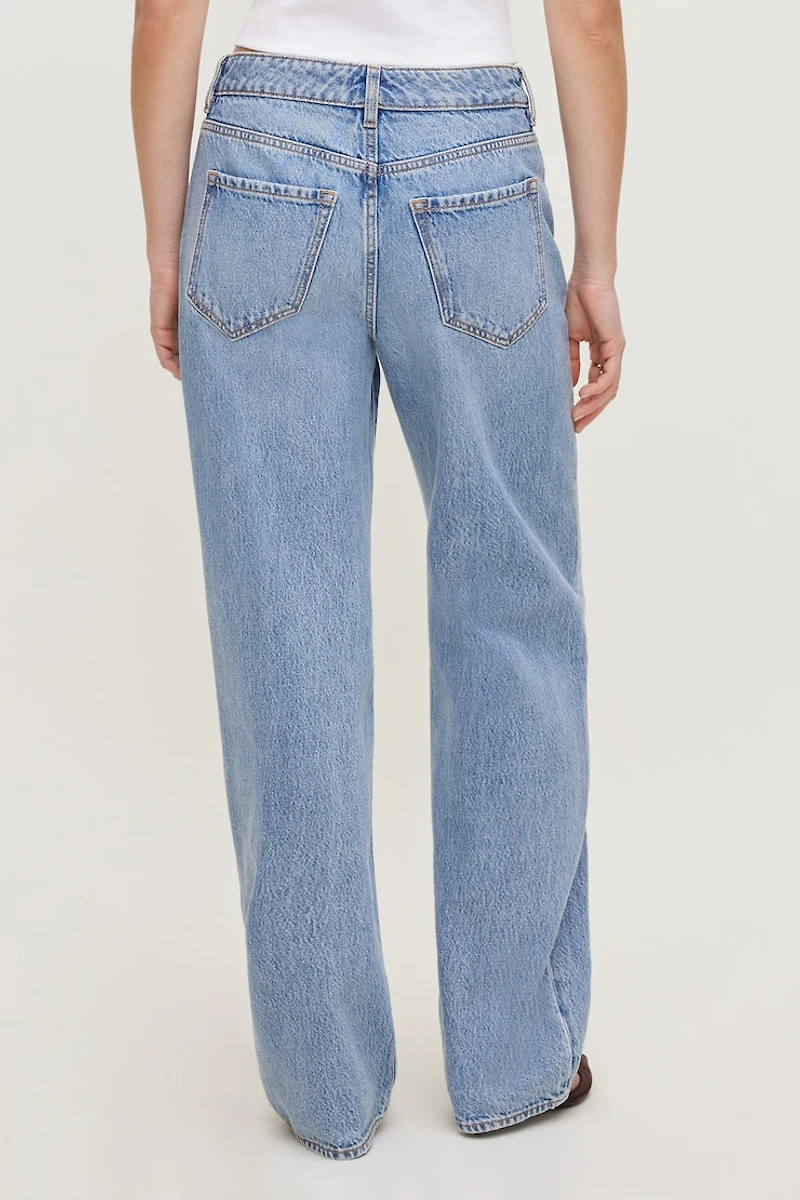 Jean Mika à taille mi-haute et jambe droite décontractée