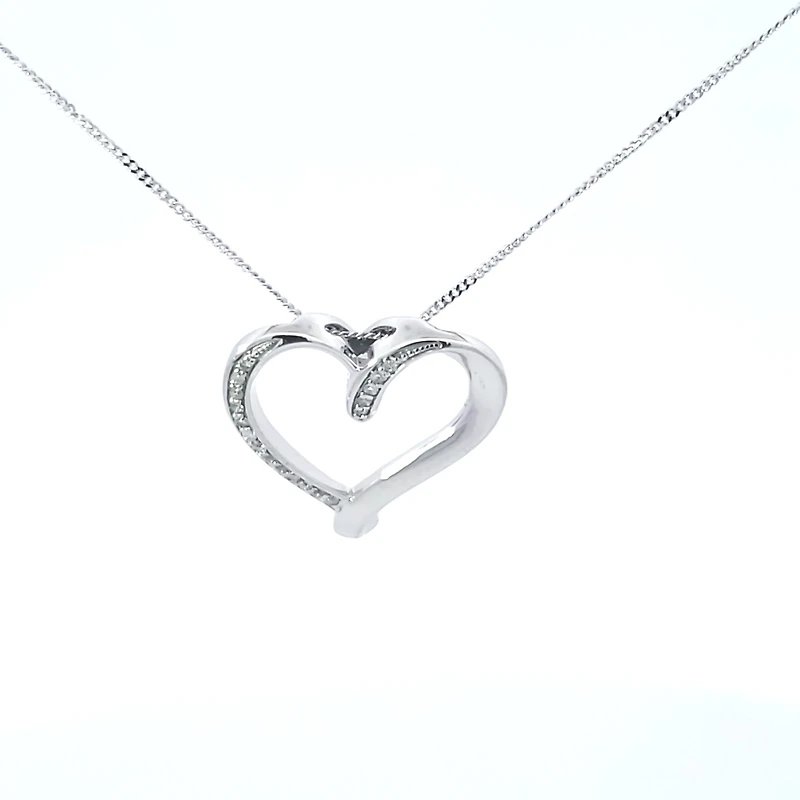 10K White Gold cttw Diamond Heart Pendant