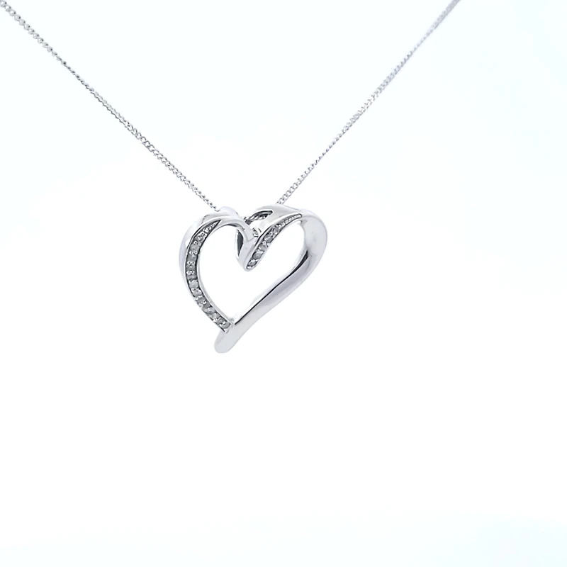 10K White Gold cttw Diamond Heart Pendant