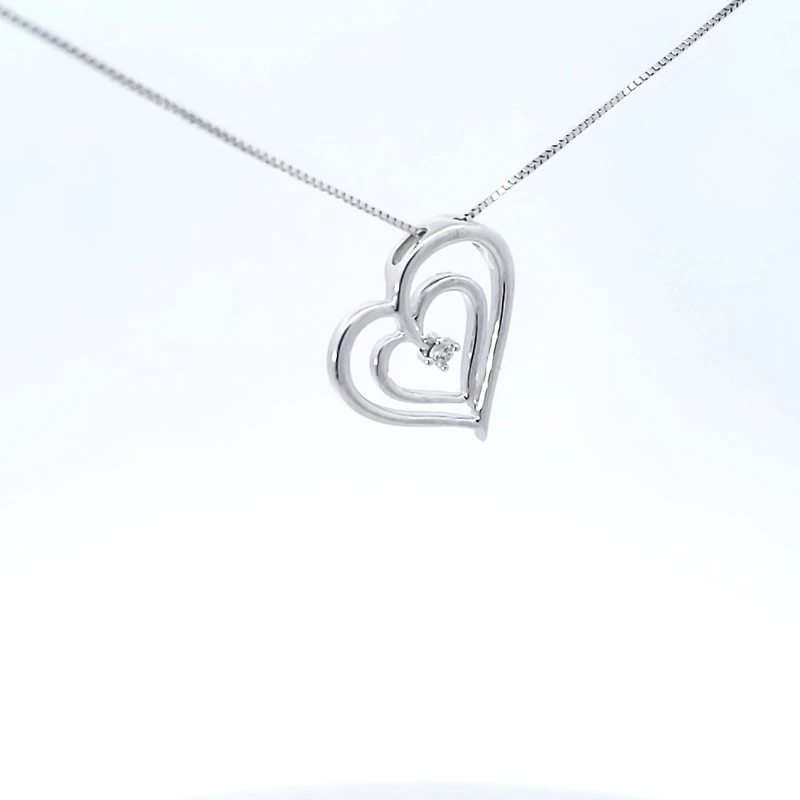10K White Gold cttw Diamond Heart Pendant
