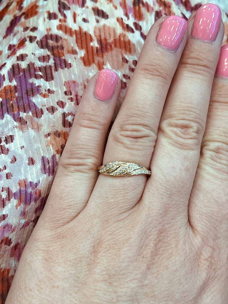 10K Yellow Gold 0.17 cttw Diamond Band