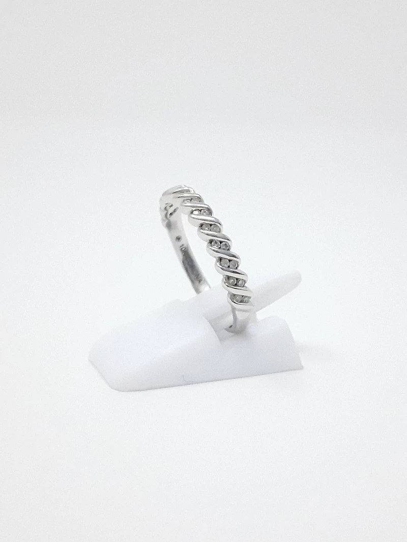 10K Gold 0.10cttw Diamond Ring / Band