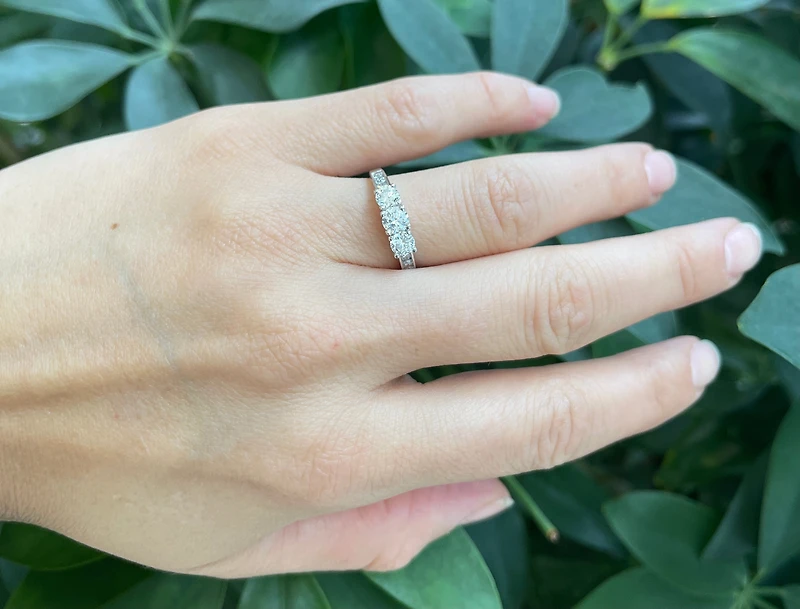 10K White Gold 1.00cttw Diamond Past Present Future Ring - 4.5 /