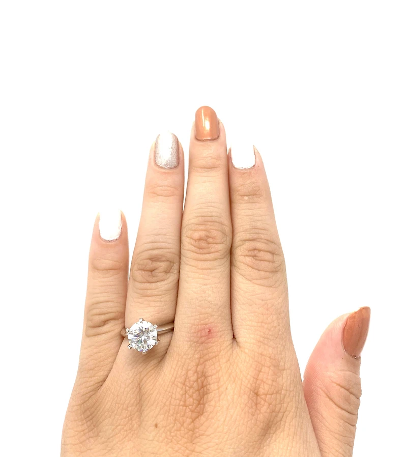 Round Brilliant Cut Moissanite Engagement Ring