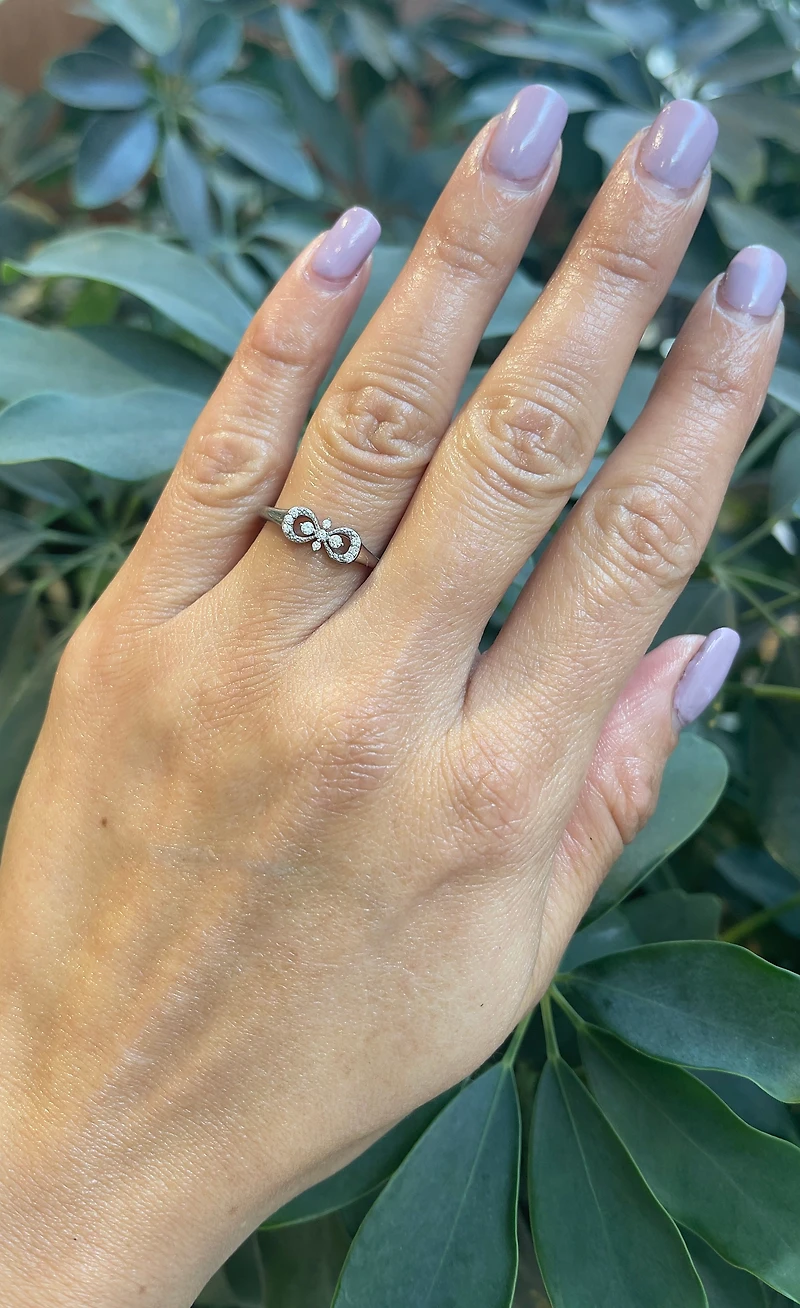 10K White Gold 0.10cttw Diamond Infinity / Cross Ring, size 6
