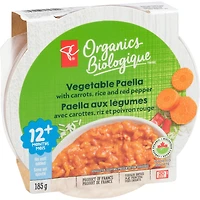 Plat Paella aux légumes avec carottes, riz et poivrons rouges