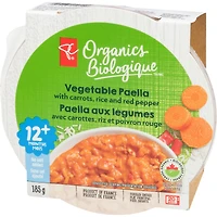 Plat Paella aux légumes avec carottes, riz et poivrons rouges