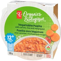 Plat Paella aux légumes avec carottes, riz et poivrons rouges
