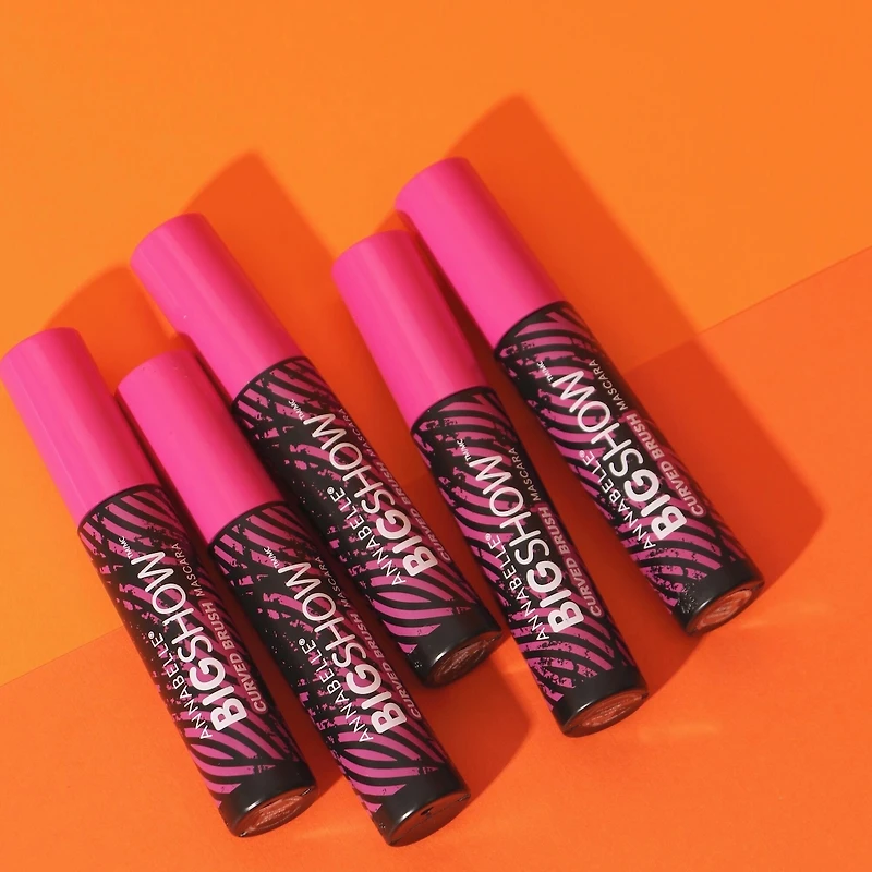 Bigshow Curved Brush Mascara Blackest Black with instant curve-setting formula and enriched with carnauba wax
