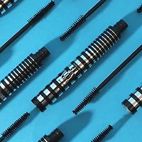 Skylimit Extreme Length Mascara Blackest Black enriched with carnauba wax