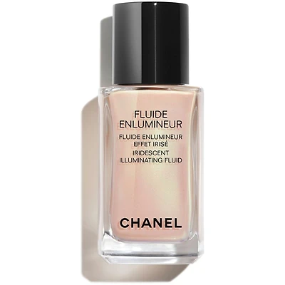Imaginée par le Studio de Création Maquillage de CHANEL accompagné de Cécile Paravina, membre du COMÈTES COLLECTIVE, la Collection CAMÉLIA FUTURA propose une interprétation inattendue du camélia. Cette fleur emblématique de la Maison est projetée dans un futur fantasmé aux accents métalliques. Revisitant les codes classiques du romantisme, Cécile Paravina réinvente des teintes rose tendre et pêche délicate dans un univers aux reflets multiples.  Au cœur de cette collection se trouve le FLUIDE ENLUMINEUR Halo, un rose doux aux reflets verts qui sublime instantanément le visage d’un subtil voile au fini nacré.  Sa texture légère se fond parfaitement avec la peau, pour un confort optimal et un teint éclatant.   Édition limitée.
