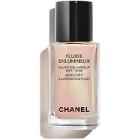 Imaginée par le Studio de Création Maquillage de CHANEL accompagné de Cécile Paravina, membre du COMÈTES COLLECTIVE, la Collection CAMÉLIA FUTURA propose une interprétation inattendue du camélia. Cette fleur emblématique de la Maison est projetée dans un futur fantasmé aux accents métalliques. Revisitant les codes classiques du romantisme, Cécile Paravina réinvente des teintes rose tendre et pêche délicate dans un univers aux reflets multiples.  Au cœur de cette collection se trouve le FLUIDE ENLUMINEUR Halo, un rose doux aux reflets verts qui sublime instantanément le visage d’un subtil voile au fini nacré.  Sa texture légère se fond parfaitement avec la peau, pour un confort optimal et un teint éclatant.   Édition limitée.