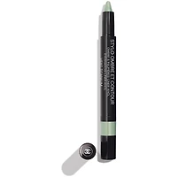 Avec sa mine semi-épaisse, le STYLO OMBRE ET CONTOUR peut servir à la fois de khôl, de liner ou d’ombre à paupières. En quelques gestes, ce stylo 3-en-1 habille votre regard au gré de vos envies.