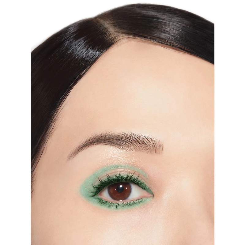 Avec sa mine semi-épaisse, le STYLO OMBRE ET CONTOUR peut servir à la fois de khôl, de liner ou d’ombre à paupières. En quelques gestes, ce stylo 3-en-1 habille votre regard au gré de vos envies.