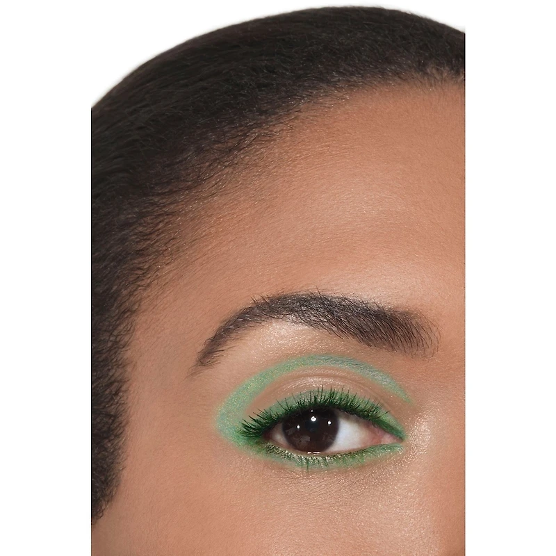 Avec sa mine semi-épaisse, le STYLO OMBRE ET CONTOUR peut servir à la fois de khôl, de liner ou d’ombre à paupières. En quelques gestes, ce stylo 3-en-1 habille votre regard au gré de vos envies.