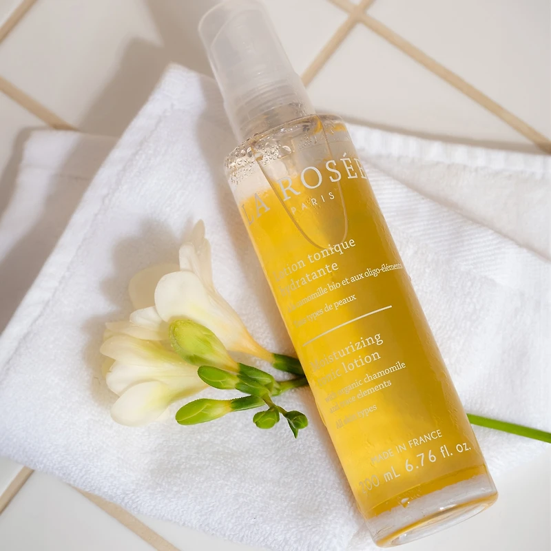 Moisturizing tonic lotion with Organic chamomile floral solution and trace elements