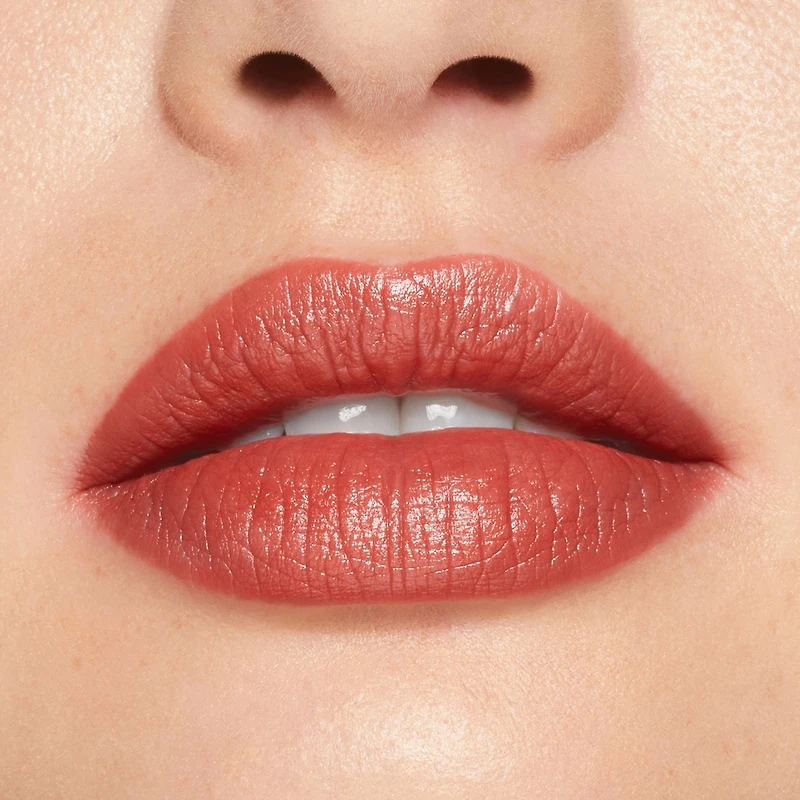 Rouge à Lèvres Crème, couleur intense, fini satiné, non collant, texture légère, hydrate pendant 8 heures