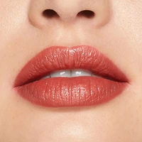 Rouge à Lèvres Crème, couleur intense, fini satiné, non collant, texture légère, hydrate pendant 8 heures