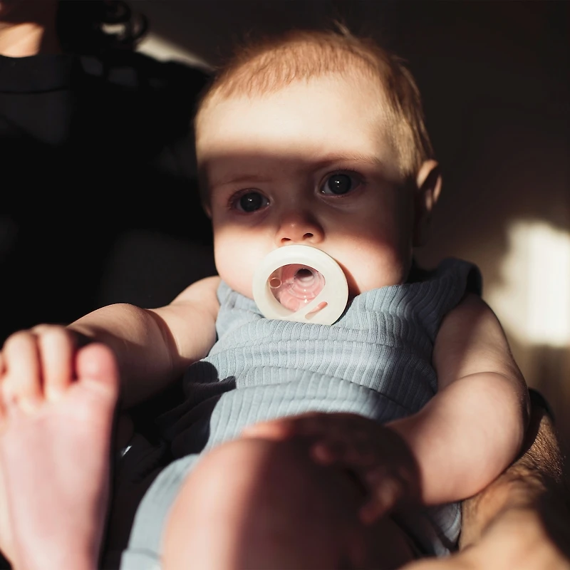 Tommee Tippee Pickapaci, ensemble de 3 sucettes pour bébés de 0 à 6 mois comprenant une sucette en forme de sein, une sucette en forme de sein pour la nuit et une sucette ultralégère