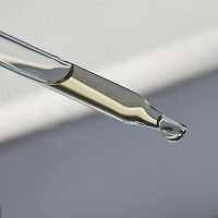 Huile à barbe revitalisante au parfum de notes boisées de marque Cremo
