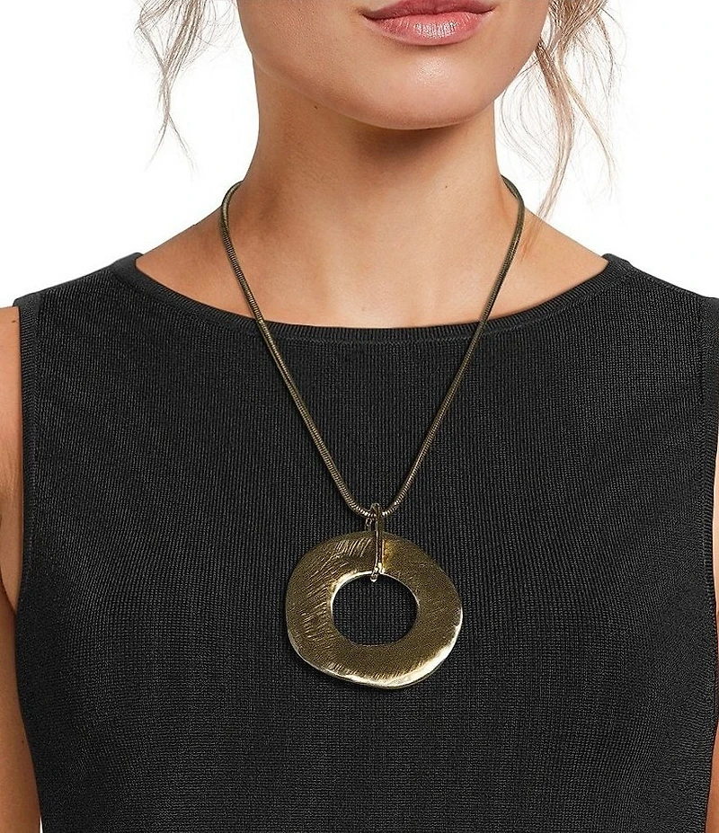 Natasha Accessories Open Hammered Circle Short Pendant Necklace