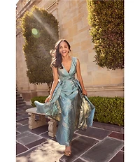 Alex Evenings Petite Size Metallic Jacquard V-Neck Sleeveless Ballgown Flyaway Panel Dress
