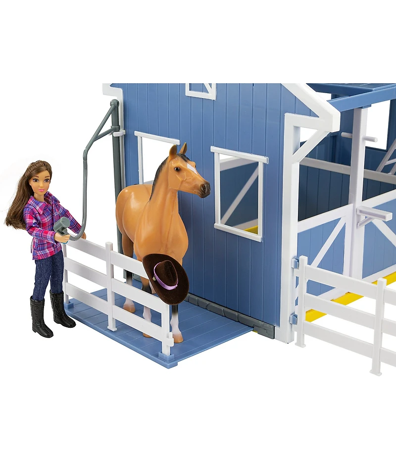 Breyer Deluxe Country Stable with Horse & Wash Stall