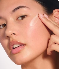Clarins Bright Plus Advanced Brightening Vitamin C and Niacinamide Dark Spot Serum