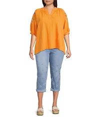 Code Bleu Plus Size Soho Mid Rise Embroidered Fray Roll-Cuff Hem Capri Jeans