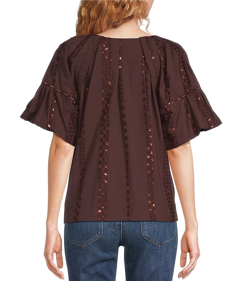 Democracy Contrast Tonal Embroidered Woven Spliced V-Neck Short Raglan Sleeve Top