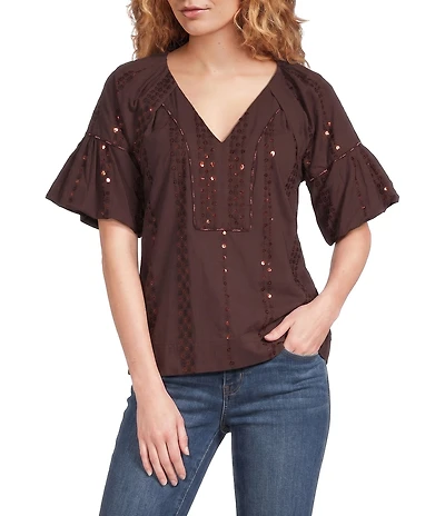 Democracy Contrast Tonal Embroidered Woven Spliced V-Neck Short Raglan Sleeve Top