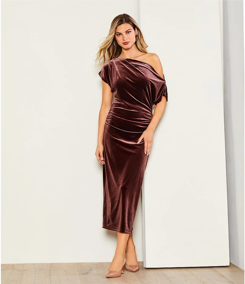 Gibson & Latimer Velvet Asymmetric Neck One Shoulder Off-The-Shoulder Short Sleeve Ruched Sheath Midi Dress
