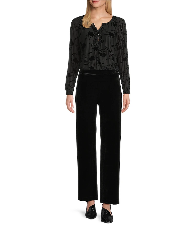 Intro Clip Dot Split V-Neck 3/4 Sleeve Ruffle Blouse