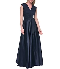 Jessica Howard Crinkle Knit Satin V Neck Sleeveless Waist Pin Long Gown