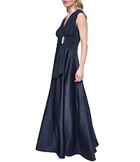 Jessica Howard Crinkle Knit Satin V Neck Sleeveless Waist Pin Long Gown