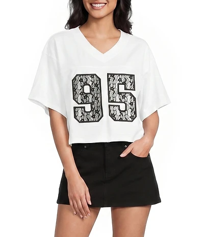 Le Lis Short Sleeve V-Neck #double;95#double; Lace Cropped Tee