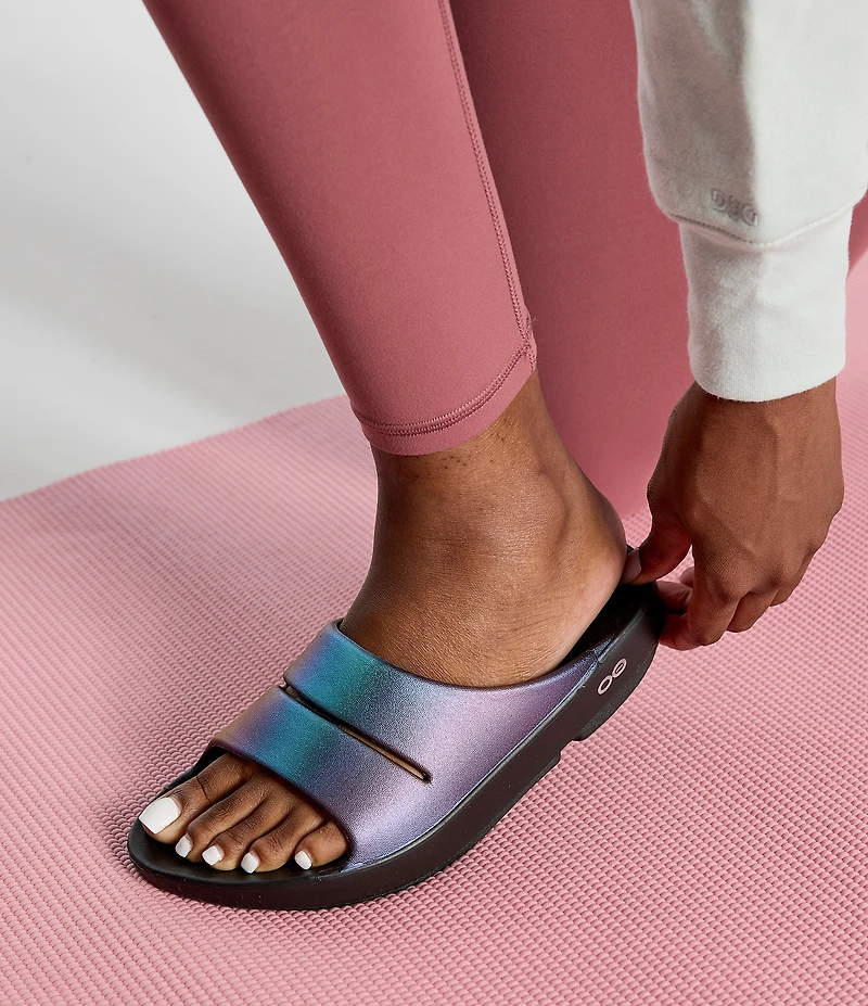 OOFOS OOahh Luxe Recovery Slide Sandals