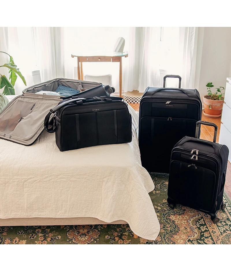 Samsonite Bantam 2.0 Collection Medium Expandable Spinner Suitcase