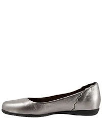 Trotters Sunny Leather Scalloped Ballet Flats