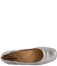 Trotters Sunny Leather Scalloped Ballet Flats