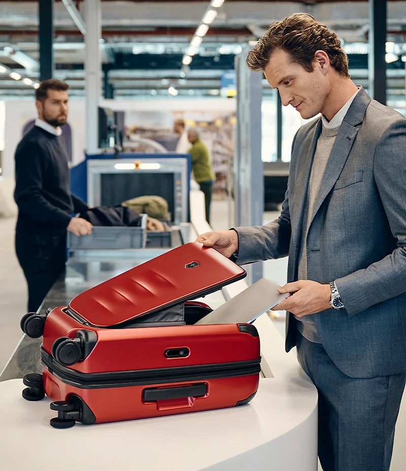 Victorinox Spectra 3.0 Frequent Flyer Carry On 21#double; Hardside Spinner Suitcase