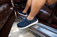 Men's Wally Stretch Sox Medium/Wide Casual Shoe