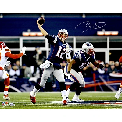 Tom Brady New England Patriots Autographed 16" x 20" Horizontal Throwing Photograph