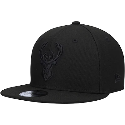 Men's New Era Milwaukee Bucks Black On Black 9FIFTY Snapback Hat