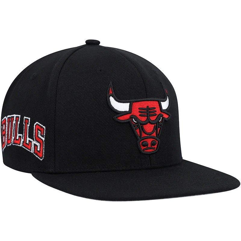 Men's Mitchell & Ness Black Chicago Bulls Side Core 2.0 Snapback Hat